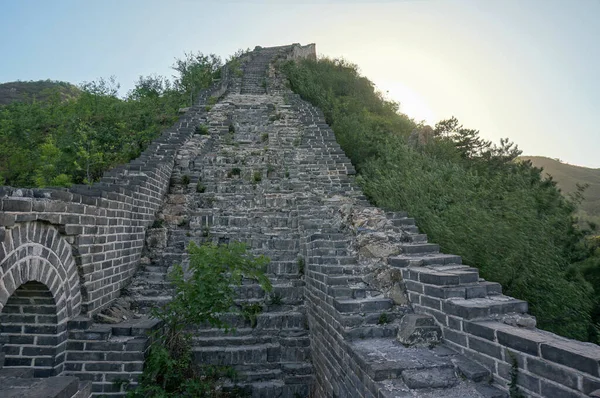 Çin Seddi Nin Bir Parçası Ufukta Taş Merdivenler Beliriyor — Stok fotoğraf