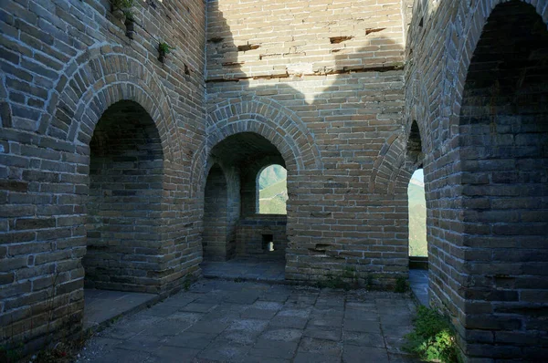 Çin Seddi Kalesi. Eski kalenin içinde. Giriş kemerleri 