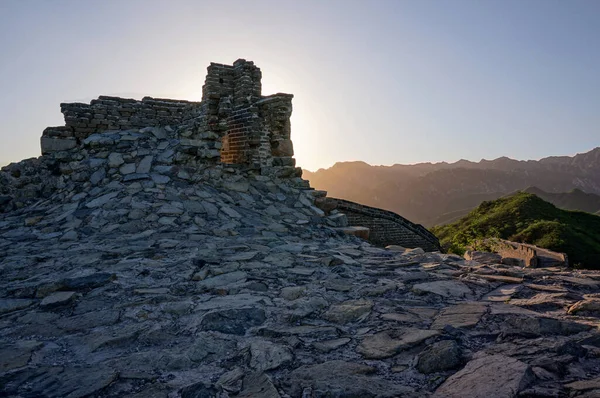 Çin Seddi 'nin yıkılmış kalesi. Duvarın arkasındaki ışık.