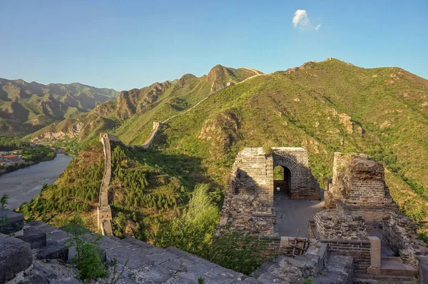 Çin Seddi 'nin merdivenleri olan bir parçası. Kale harabeleri