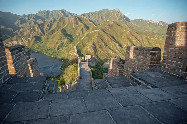 Çin Seddi ufukta belirdi.