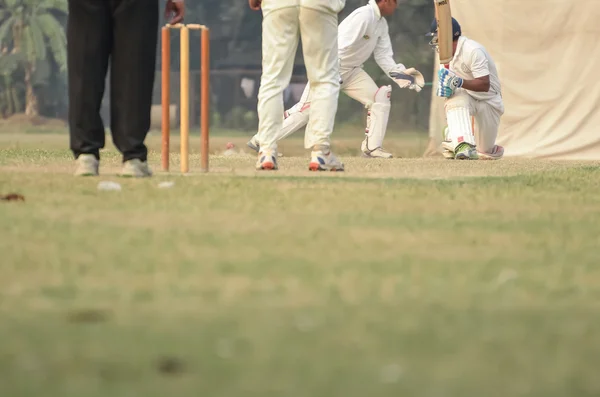 Pojkar spelar cricket — Stockfoto