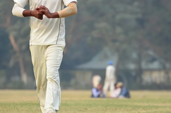 Bowler di cricket in partita — Foto Stock