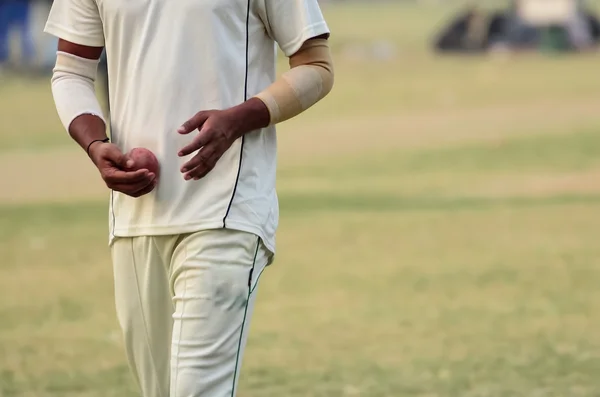 Junge spielt Cricket — Stockfoto