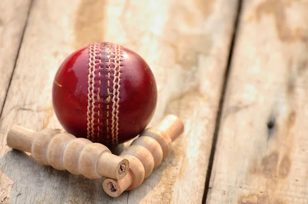 Pelota de cricket y fianzas — Foto de Stock