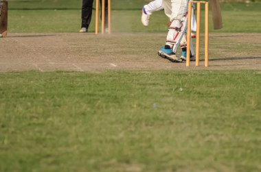 Çocuklar kriket oynuyor.