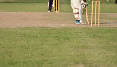 Çocuklar kriket oynuyor.