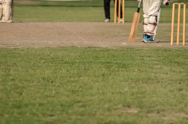 Çocuklar kriket oynuyor.