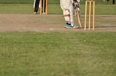 Çocuklar kriket oynuyor.