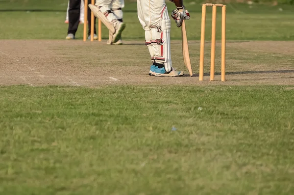 Jungen spielen Cricket — Stockfoto