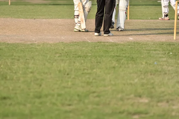 Pojkar spelar cricket — Stockfoto