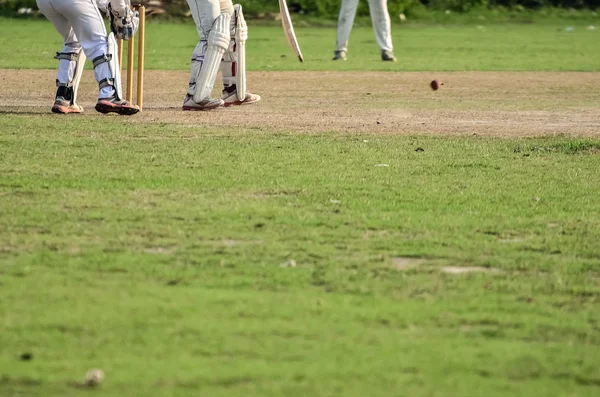 Pojkar spelar cricket — Stockfoto