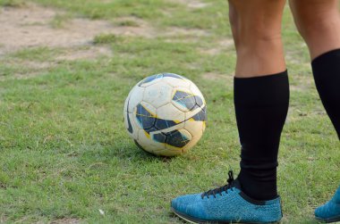 Çocuk futbol oynuyor..