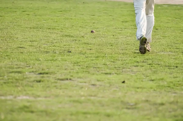 Menino jogando críquete — Fotografia de Stock