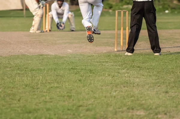 Pojkar spelar cricket — Stockfoto