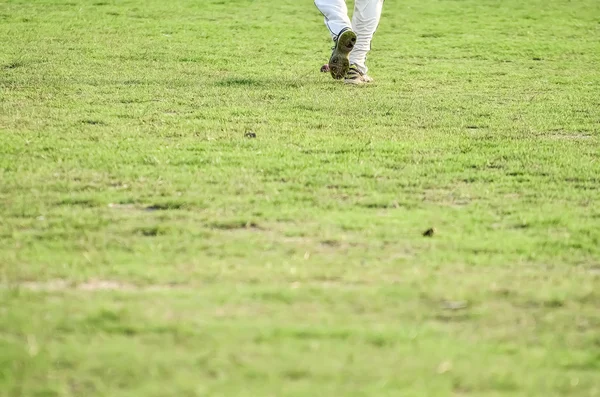 Menino jogando críquete — Fotografia de Stock