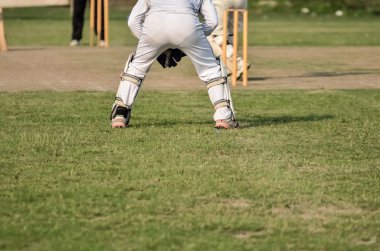 Çocuklar kriket oynuyor. 