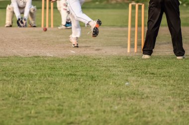 Kriket oynayan çocuklar