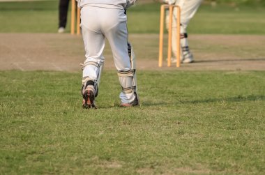 Çocuklar kriket oynuyor. 