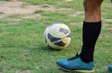 Çocuk futbol oynuyor..