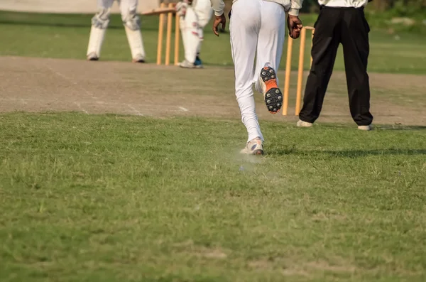クリケットの試合の男の子 — ストック写真