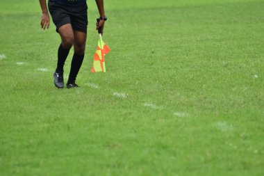 Yardımcı hakem futbol oynamak