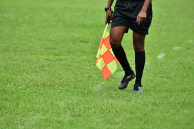 Yardımcı hakem futbol oynamak