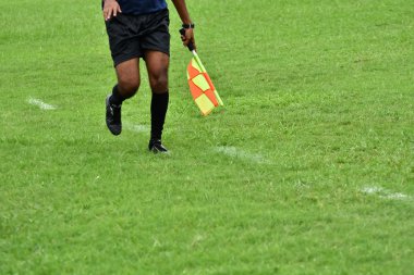 Yardımcı hakem futbol oynamak