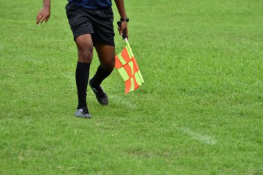 Yardımcı hakem futbol oynamak