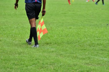 Yardımcı hakem futbol oynamak