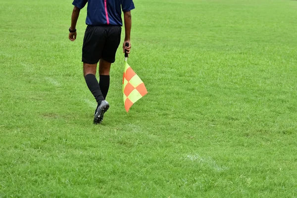 Árbitro assistente em jogo de futebol — Fotografia de Stock