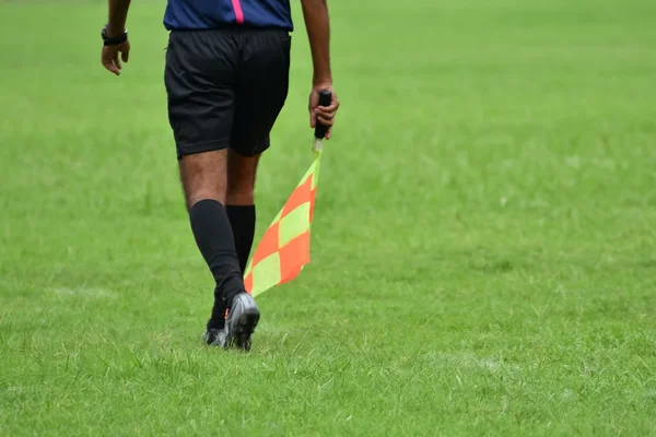 Schiedsrichterassistent im Fußballspiel — Stockfoto