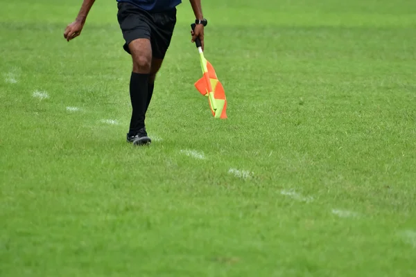 Schiedsrichterassistent im Fußballspiel — Stockfoto