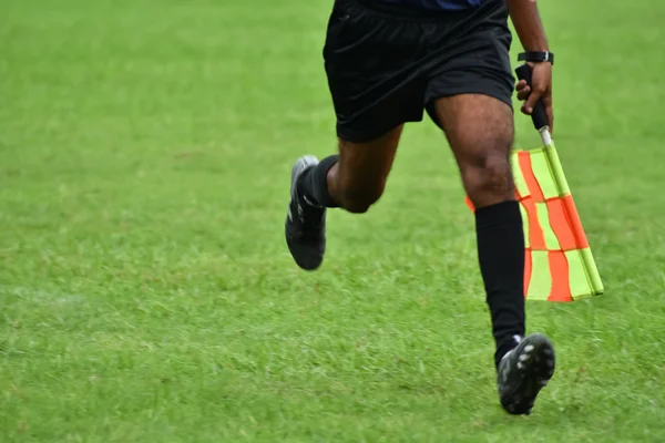 Yardımcı hakem futbol oynamak