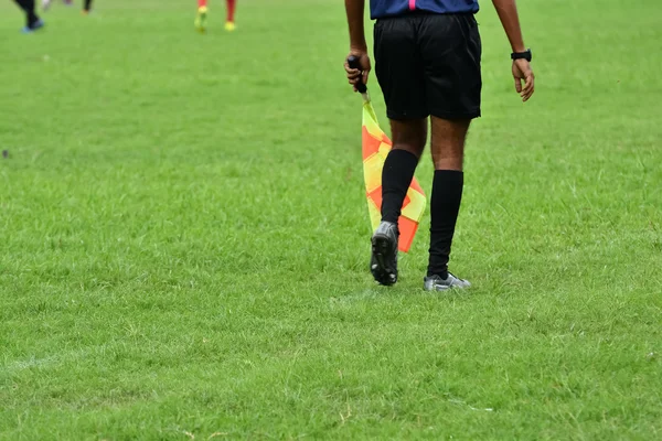 Schiedsrichterassistent im Fußballspiel — Stockfoto