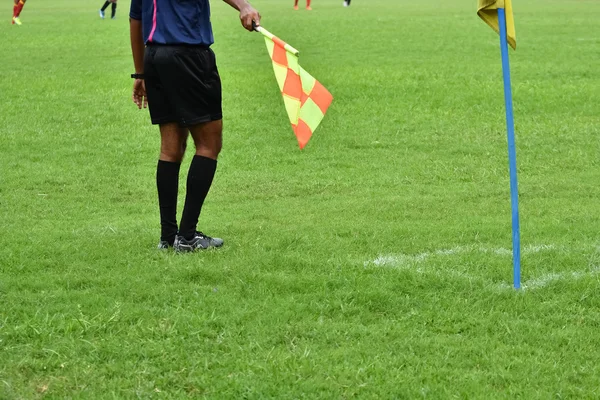 Árbitro assistente em jogo de futebol — Fotografia de Stock