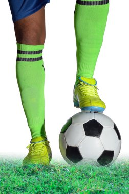 Beyaz arka planda futbol oyuncusu