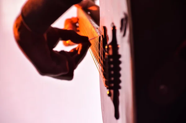 Menino tocando guitarra — Fotografia de Stock