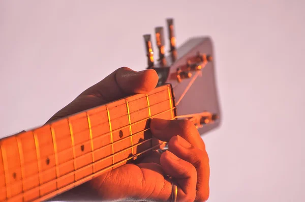 Junge spielt Gitarre — Stockfoto