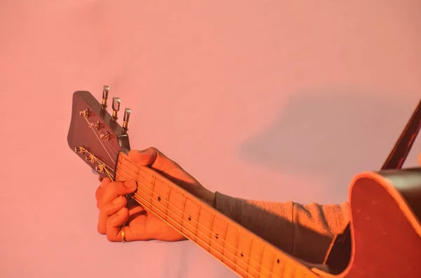 Menino tocando guitarra — Fotografia de Stock