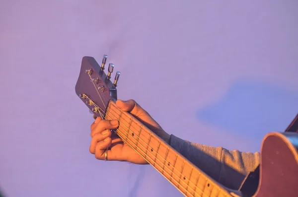 Niño tocando guitarra — Foto de Stock