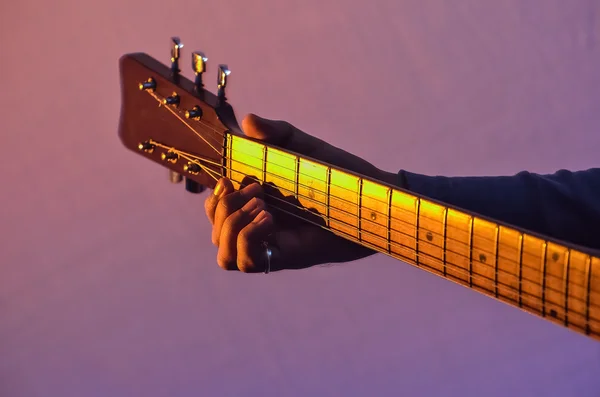 Niño tocando guitarra — Foto de Stock