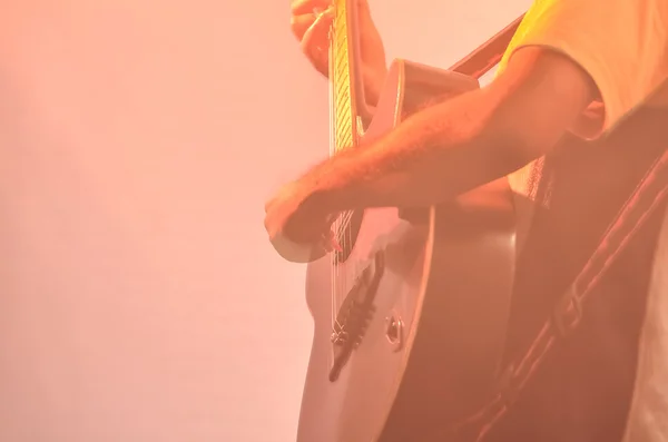 Junge spielt Gitarre — Stockfoto