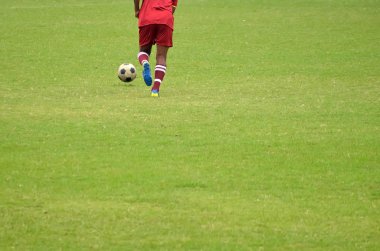 Çocuk futbol oynuyor.