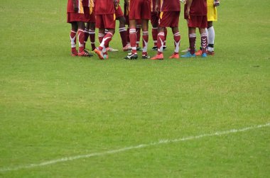 Futbol oynayan çocuklar