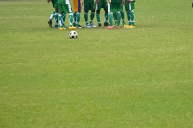 Futbol oynayan çocuklar