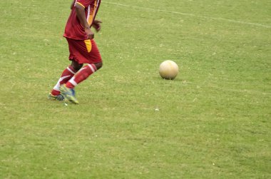 Futbol oyuncu tekme topu