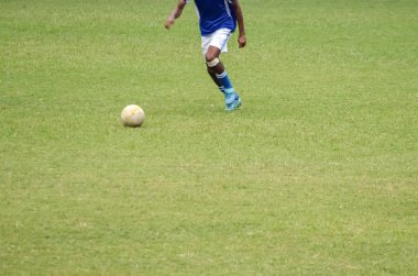 Futbol oyuncu tekme topu