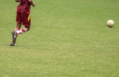 Futbol oyuncu tekme topu