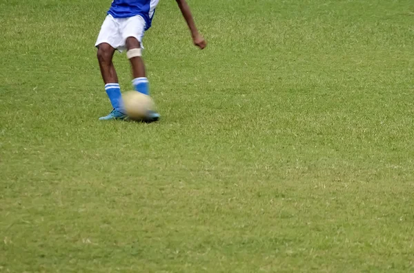 Jogador de futebol chute bola — Fotografia de Stock